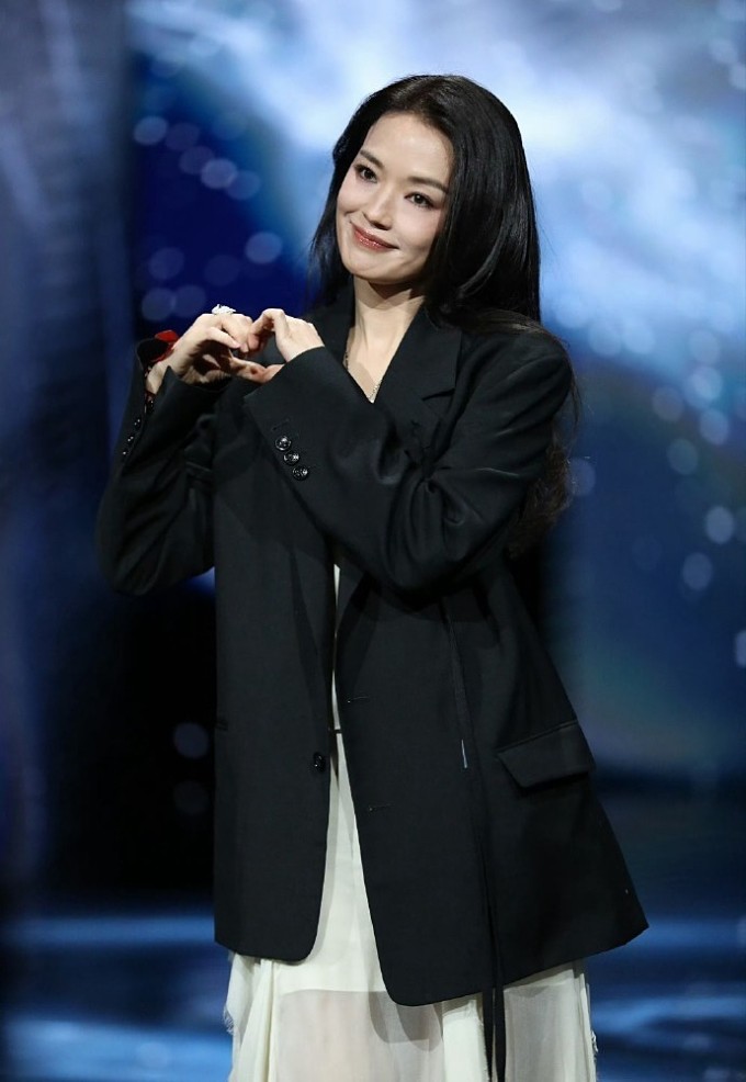 Tại đêm hội Weibo năm nay, Thư Kỳ giành giải 'Nhà làm phim có tầm ảnh hưởng quốc tế của Weibo' với tư cách đạo diễn.