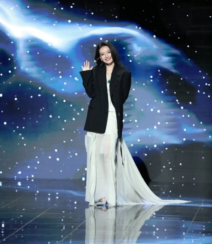 Trên thảm đỏ, làn da săn chắc và khuôn mặt biểu cảm rạng rỡ của mỹ nhân thu hút sự ngưỡng mộ.