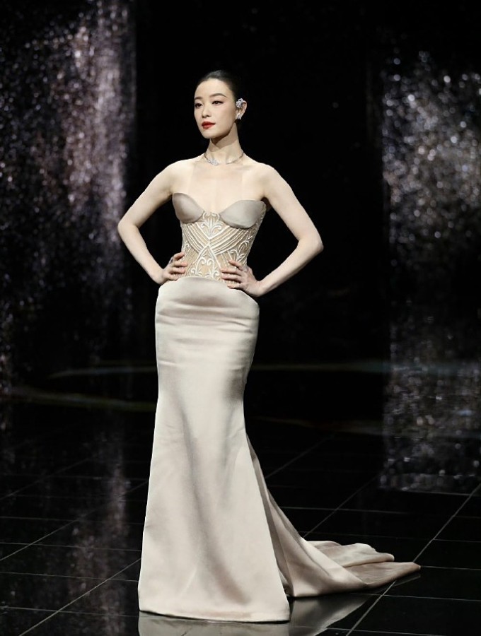 Nghê Ni khoe vẻ đẹp hình thể trong bộ đầm kiểu corset.