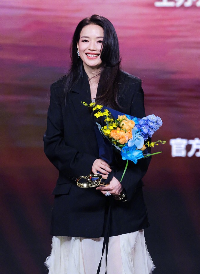 Dự trao giải Weibo ngày 5/2, Thư Kỳ chọn chiếc váy trắng cúp ngực hiệu Ann Demeulemeester kết hợp với bộ vest đen, cùng trang sức Cartier Fauna, thể hiện phong cách tối giản nhưng không kém nổi bật. Cô trang điểm nhẹ nhàng, phong cách tươi trẻ. Các bình luận trên mạng xã hội khen cô 'trẻ quên tuổi', 'chẳng nghĩ cô ấy ngoài 50', 'vừa mạnh mẽ vừa dịu dàng'...