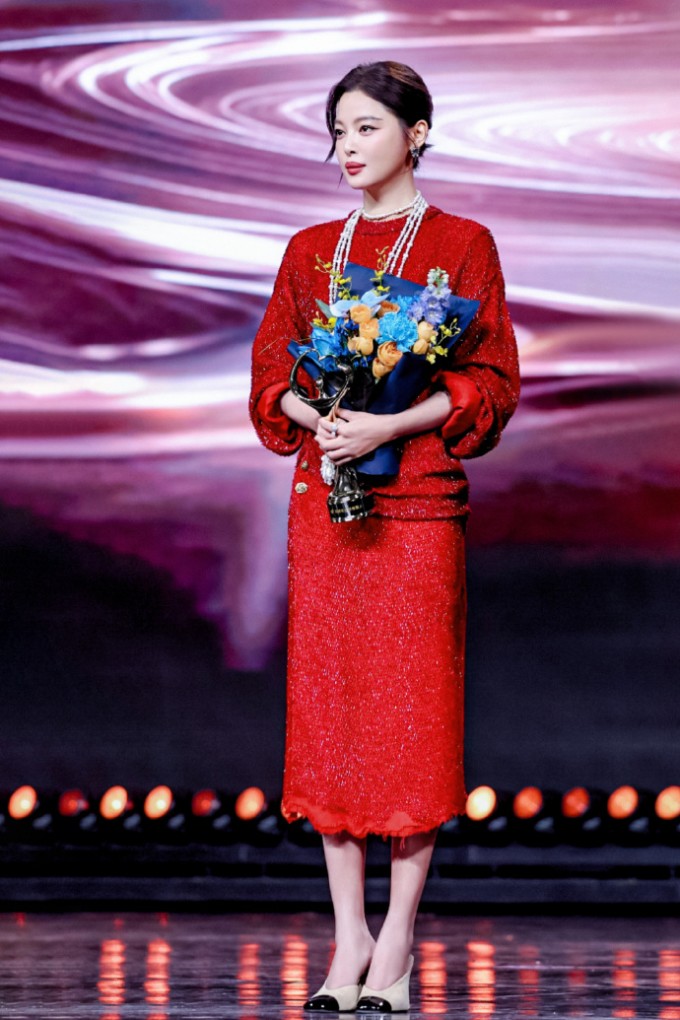 Diễn viên Tân Chỉ Lôi nhận giải Nhân vật điện ảnh tiêu biểu của năm. Ảnh: Weibo