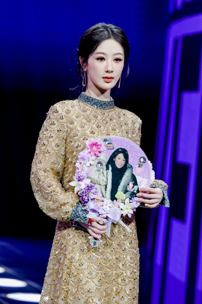 Dương Tử diện một chiếc váy Valentino màu vàng được thiết kế riêng, thân váy đính kim sa khi dự sự kiện. Cô nhận giải Diễn viên được yêu thích nhất năm.