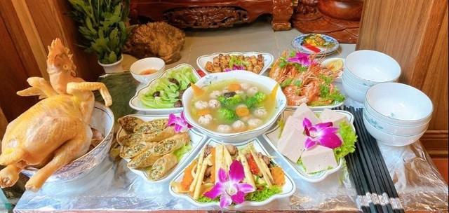 Mâm cỗ cúng ông Công ông Táo dù mặn hay chay đều cần sự chu đáo và thành tâm của gia chủ.