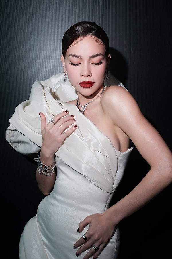 Ngoài ra, người đẹp tiết lộ với mọi người cách ăn uống sao cho ăn ngon, đủ dưỡng chất mà người vẫn mi nhon, dáng đẹp.