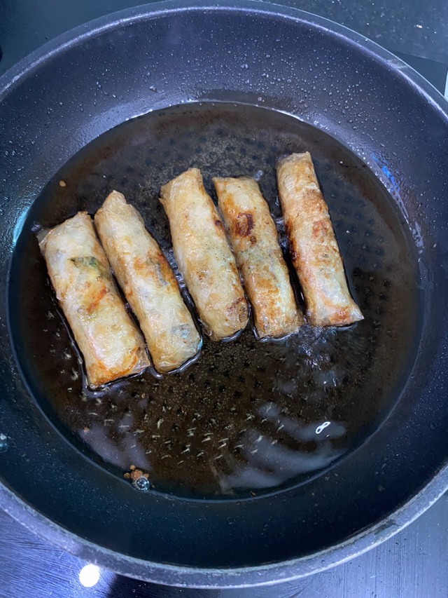 Dầu rán cần phải ngập nem để đảm bảo nem chín đều và có vỏ giòn ngon. Nếu dầu không đủ, nem sẽ bị ngấm dầu và không giòn.