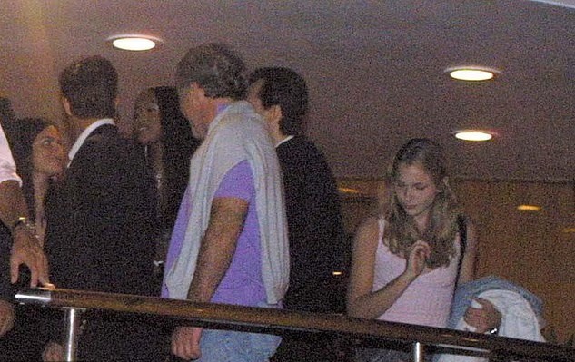 Naomi Campbell ở St Tropez năm 2001 cùng một vị khách được cho là Epstein (mặc đồ màu tím nhạt), và Virginia Giuffre (váy màu hồng) - nguyên đơn quan trọng trong nhiều vụ kiện liên quan đến Epstein và Ghislaine Maxwell.