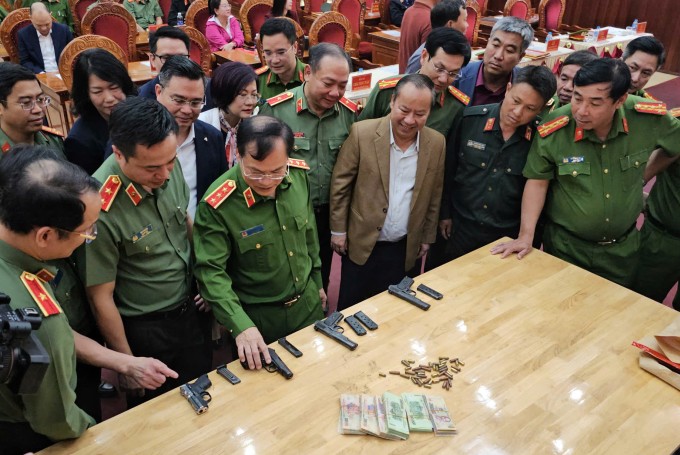 Ban chỉ đạo chuyên án nói về các vật chứng thu giữ. Ảnh: Ngọc Oanh