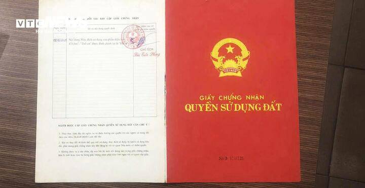 Bìa đỏ của gia đình bà Lương Thị Thắm cấp cũng từ năm 2004 được phường An Dương đính chính thông tin từ "thổ cư" sang "đất ở", trong khi nhiều hộ khác lại không được.