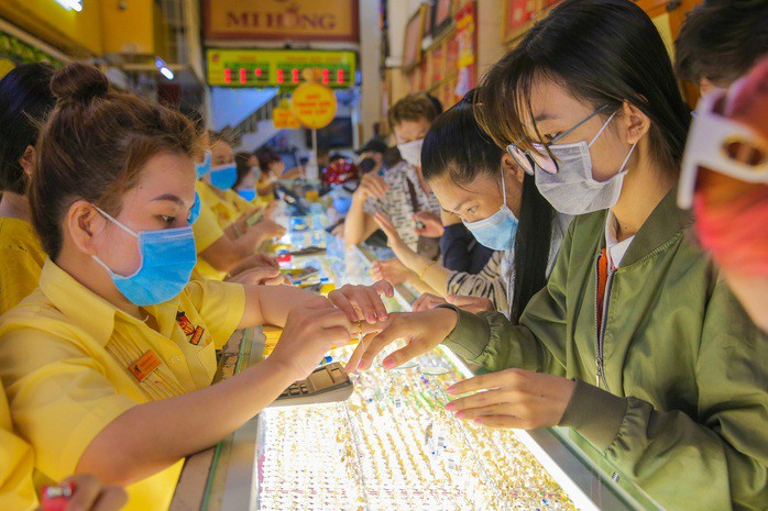 Giá vàng trong nước biến động liên tục những ngày qua