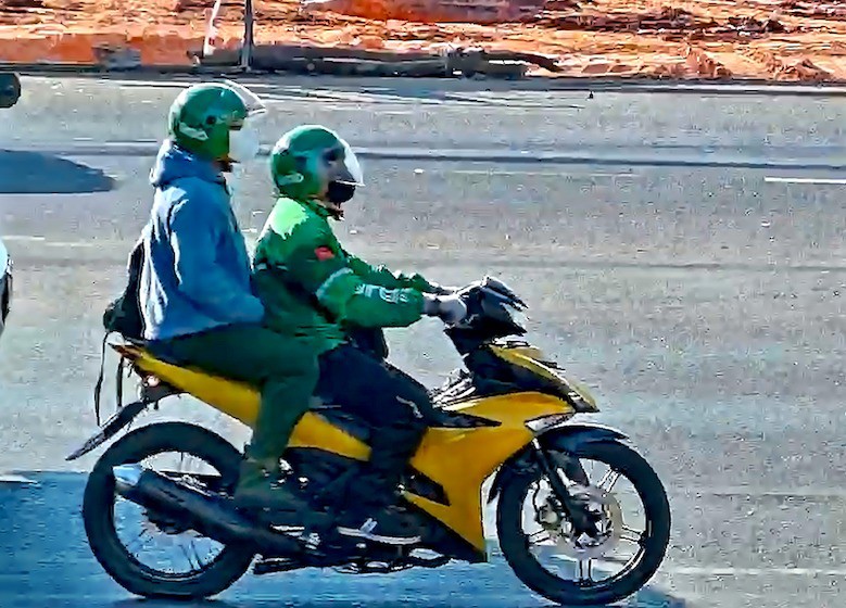 Hai đối tượng chôn xe máy để xoá dấu vết.