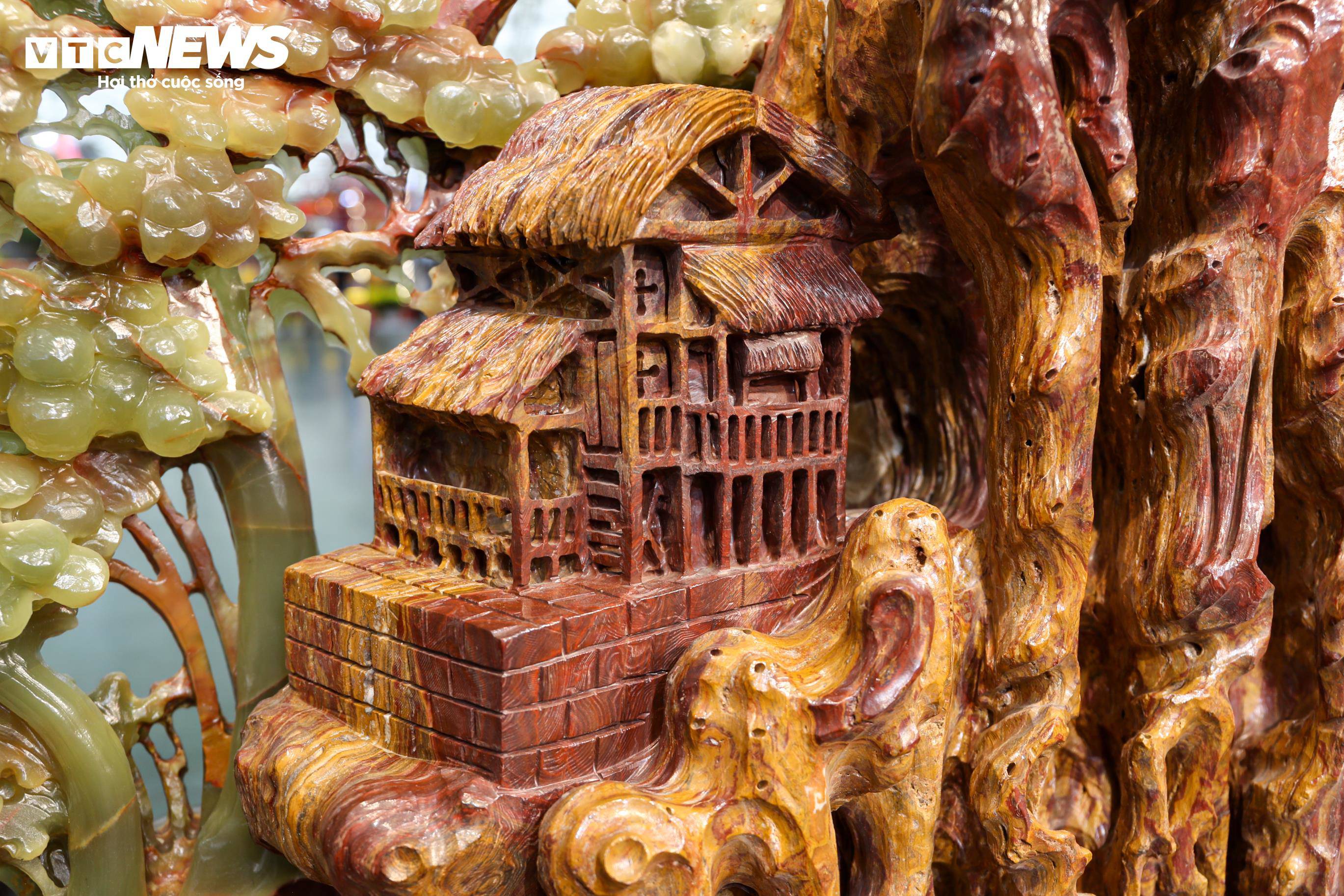 Mỗi đường nét trên tác phẩm đều được chế tác công phu, tinh xảo, khiến nhiều người không khỏi trầm trồ khi chiêm ngưỡng.