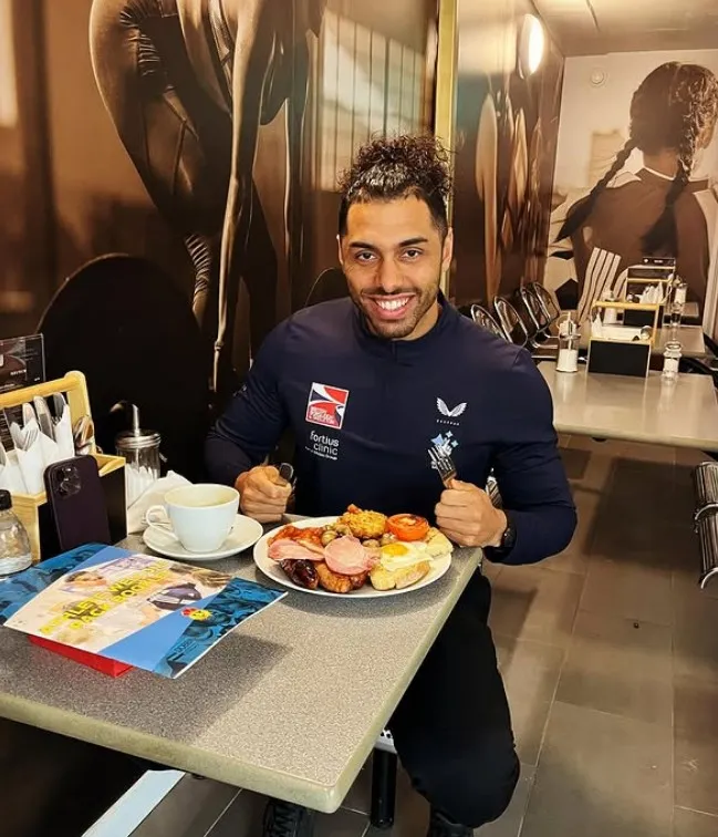 Leon Greenwood từng là một VĐV chạy nước rút đầy triển vọng, trước khi chấn thương mắt cá khiến anh chuyển hướng sang bobsleigh. Ngoài thi đấu, Greenwood còn là huấn luyện viên giảm cân trên mạng xã hội