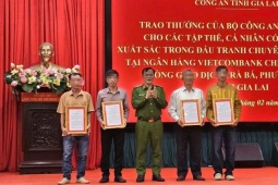 Vụ cướp ngân hàng tại Gia Lai: Khen thưởng 5 người dân giúp sức bắt cướp