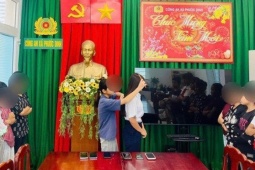 Nữ sinh xô xát do mâu thuẫn trên mạng xã hội, công an tổ chức 'chải tóc' làm hòa