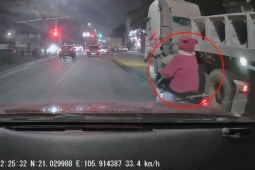 Clip: Thót tim Ninja lách giữa hai ô tô, vô tư chuyển hướng như chốn không người