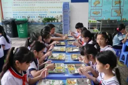 Cảnh trái ngược sau vụ thịt bẩn nghi tuồn vào hàng loạt trường học ở TPHCM