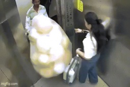 Chùm bóng bay phát nổ như quả cầu lửa trong thang máy