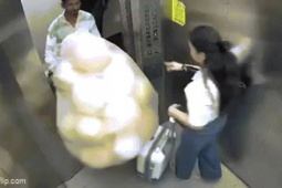 Chùm bóng bay phát nổ như quả cầu lửa trong thang máy