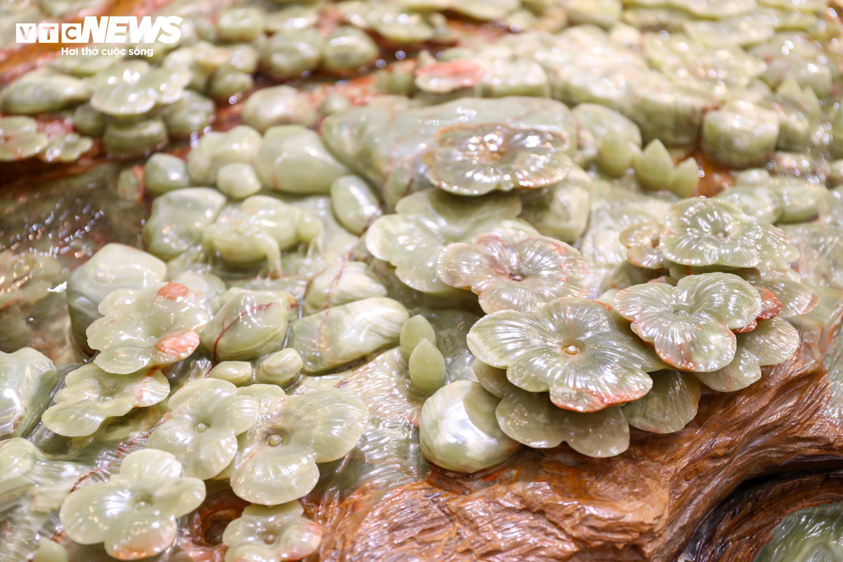 Mỗi chi tiết trên tác phẩm đều được chăm chút tỉ mỉ, khắc họa sống động khung cảnh núi non, suối chảy, khiến người xem khó rời mắt.