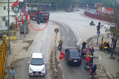 Clip: Xe máy bị cuốn vào gầm ô tô tải khi vào cua, thoát chết trong gang tấc