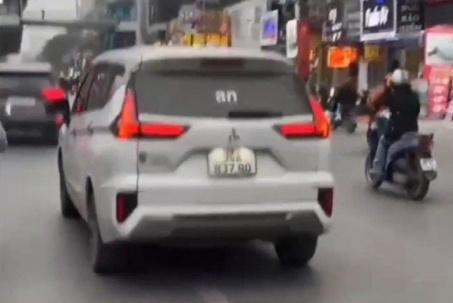 Làm rõ lý do bảng LED sau xe ô tô chạy dòng chữ tục tĩu, xúc phạm lực lượng công an