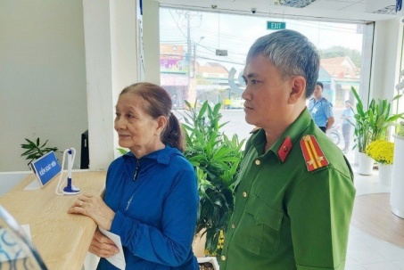 Cụ bà ‘hốt hoảng’ khi nhận 2 tỷ đồng từ tài khoản lạ