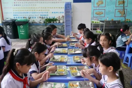 Cảnh trái ngược sau vụ thịt bẩn nghi tuồn vào hàng loạt trường học ở TPHCM