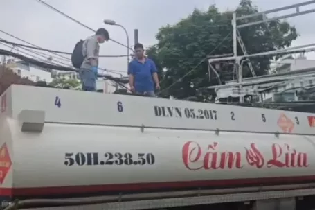 Vụ lùm xùm xăng giả: Hé lộ hóa chất pha trộn 'phá xe'