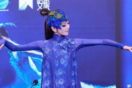 U70 Dương Lệ Bình nhịn đói, chỉ ăn khi đã biểu diễn xong