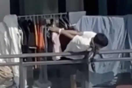 Người đàn ông bị trói tay, kêu cứu từ ban công chung cư