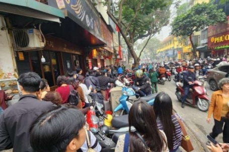 Giá vàng hôm nay mới nhất (6/2) tăng giảm thất thường: Người mua xếp hàng kín vỉa hè dù bị "nợ vàng" cả tháng