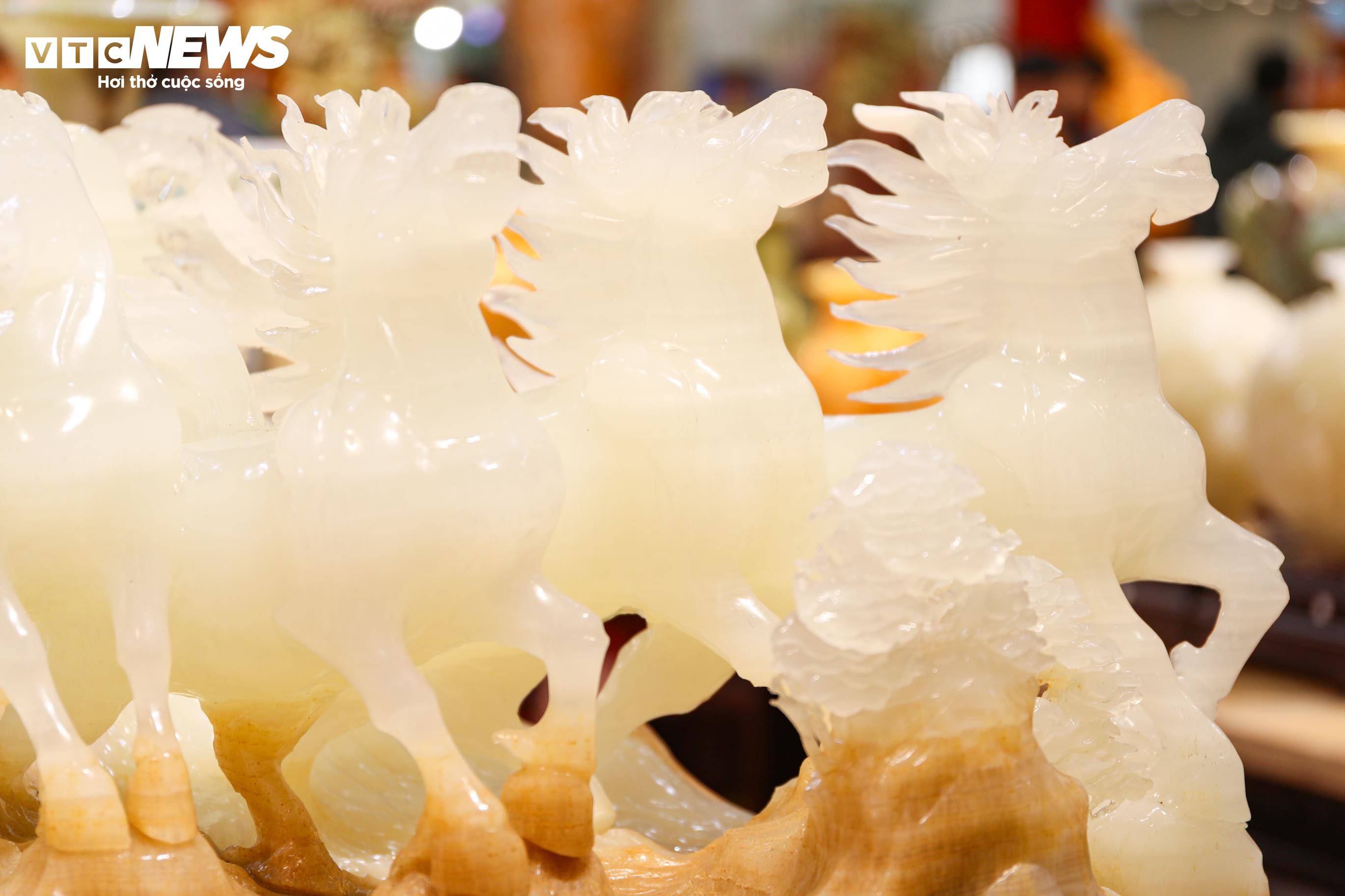 Được tạc từ đá onyx nguyên khối, tác phẩm Bát Mã khắc họa hình ảnh 8 con ngựa phi nước đại, gửi gắm khát vọng về một Việt Nam phát triển mạnh mẽ, với mức giá hơn 800 triệu đồng.