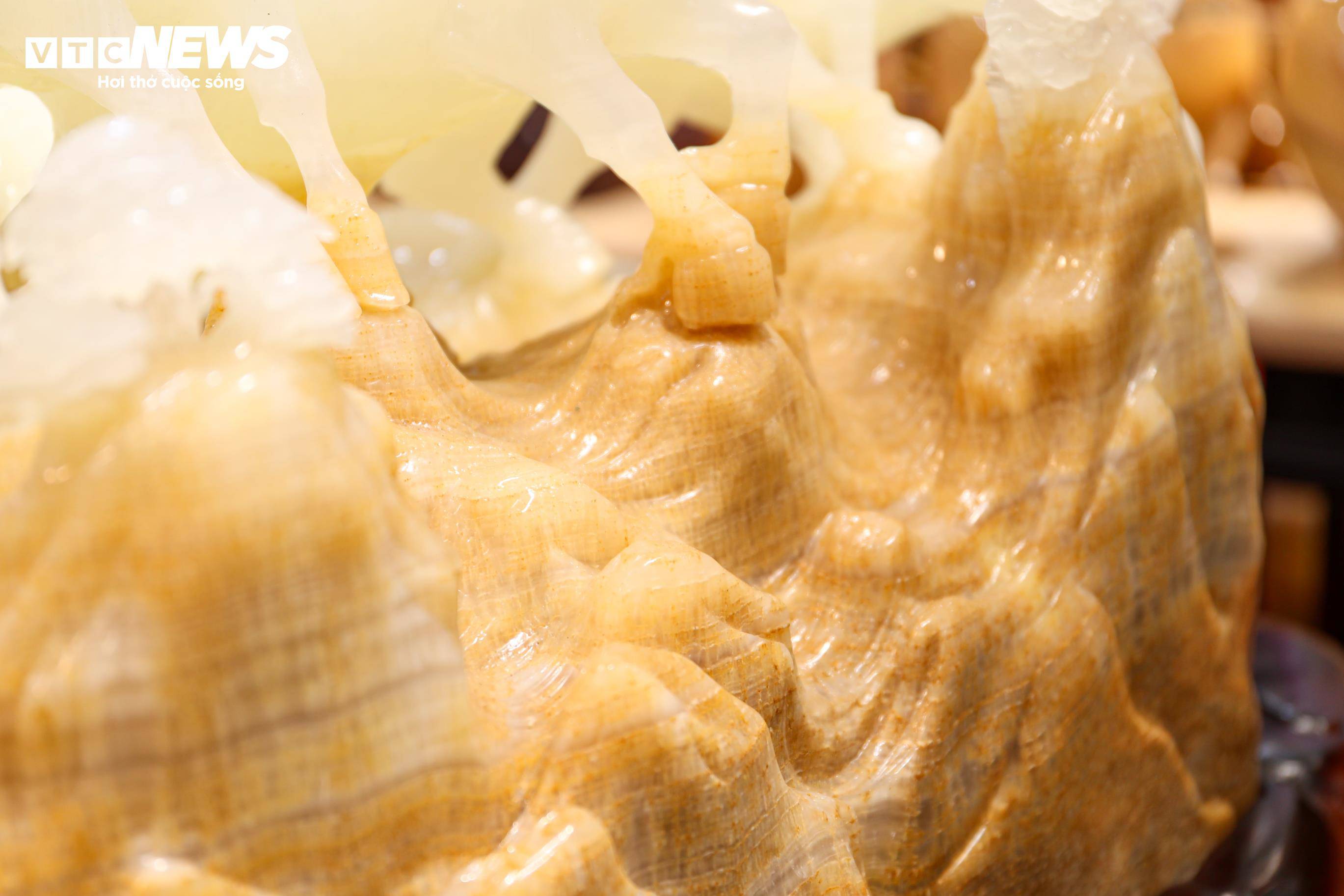 Được tạc từ đá onyx nguyên khối, tác phẩm Bát Mã khắc họa hình ảnh 8 con ngựa phi nước đại, gửi gắm khát vọng về một Việt Nam phát triển mạnh mẽ, với mức giá hơn 800 triệu đồng.