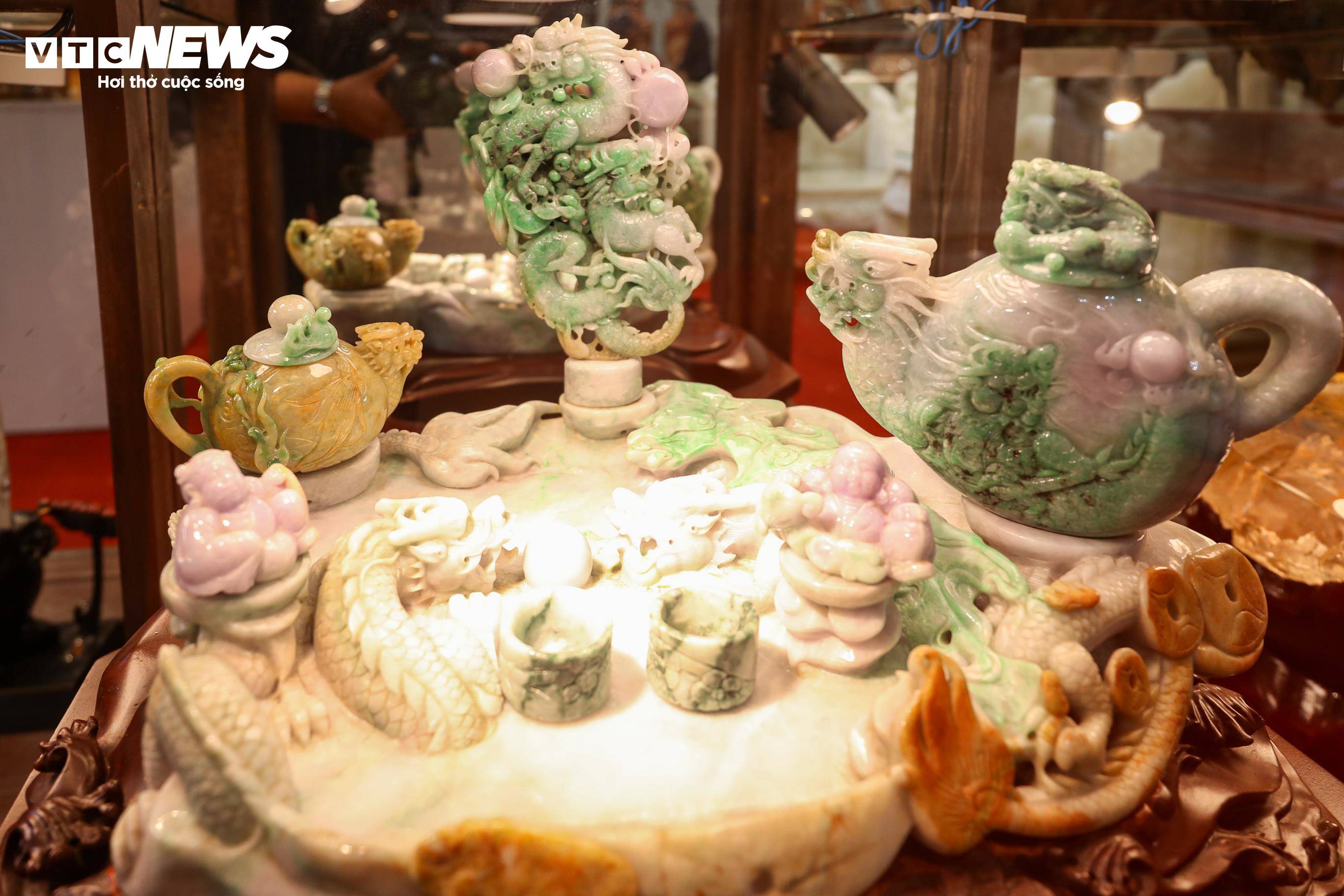 Hội chợ Mùa Xuân 2026 quy tụ hàng trăm sản phẩm đá quý đa dạng, thu hút đông đảo người dân đến tham quan, mua sắm.