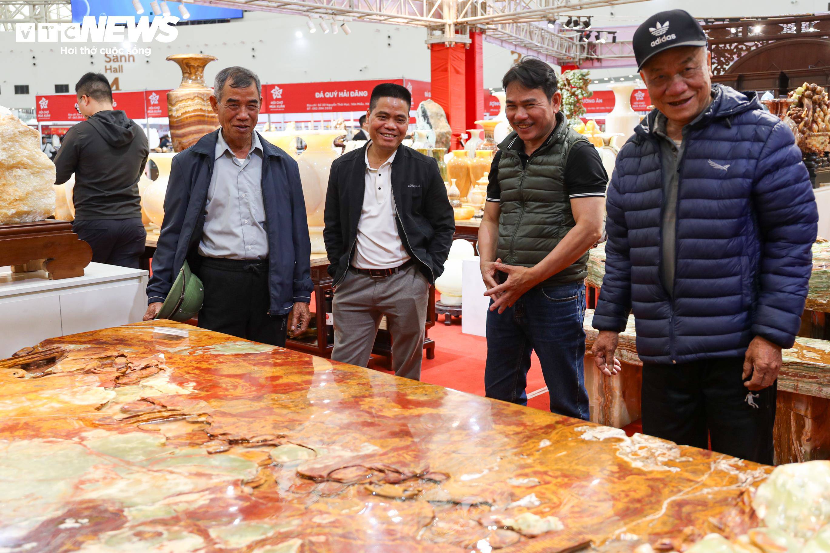 Khách hàng thích thú khi chiêm ngưỡng và lựa chọn mua sắm các sản phẩm được chế tác từ đá quý.