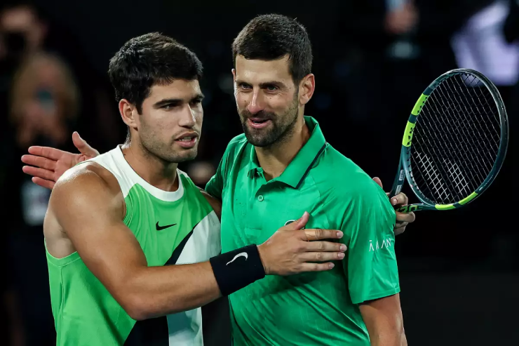 Alcaraz muốn vượt Djokovic (bên phải) về số Grand Slam cần phải giữ sự ổn định trong khoảng 1 thập kỷ và cầu mong cơ thể không gặp chấn thương nặng