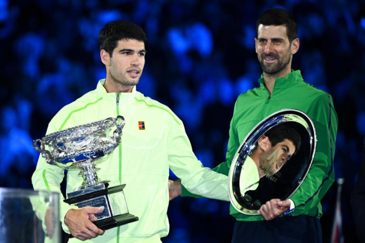 Alcaraz (bên trái) vô địch thuyết phục ở Australian Open 2026