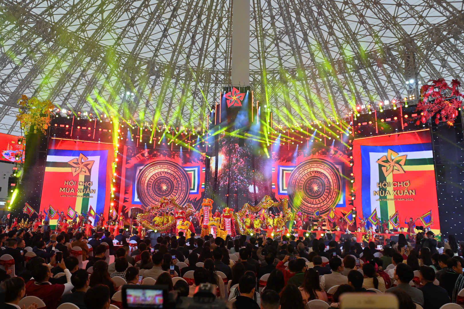 Hội chợ mùa Xuân tại VEC thu hút hàng vạn du khách đến mua sắm đặc sản, trải nghiệm không gian Tết