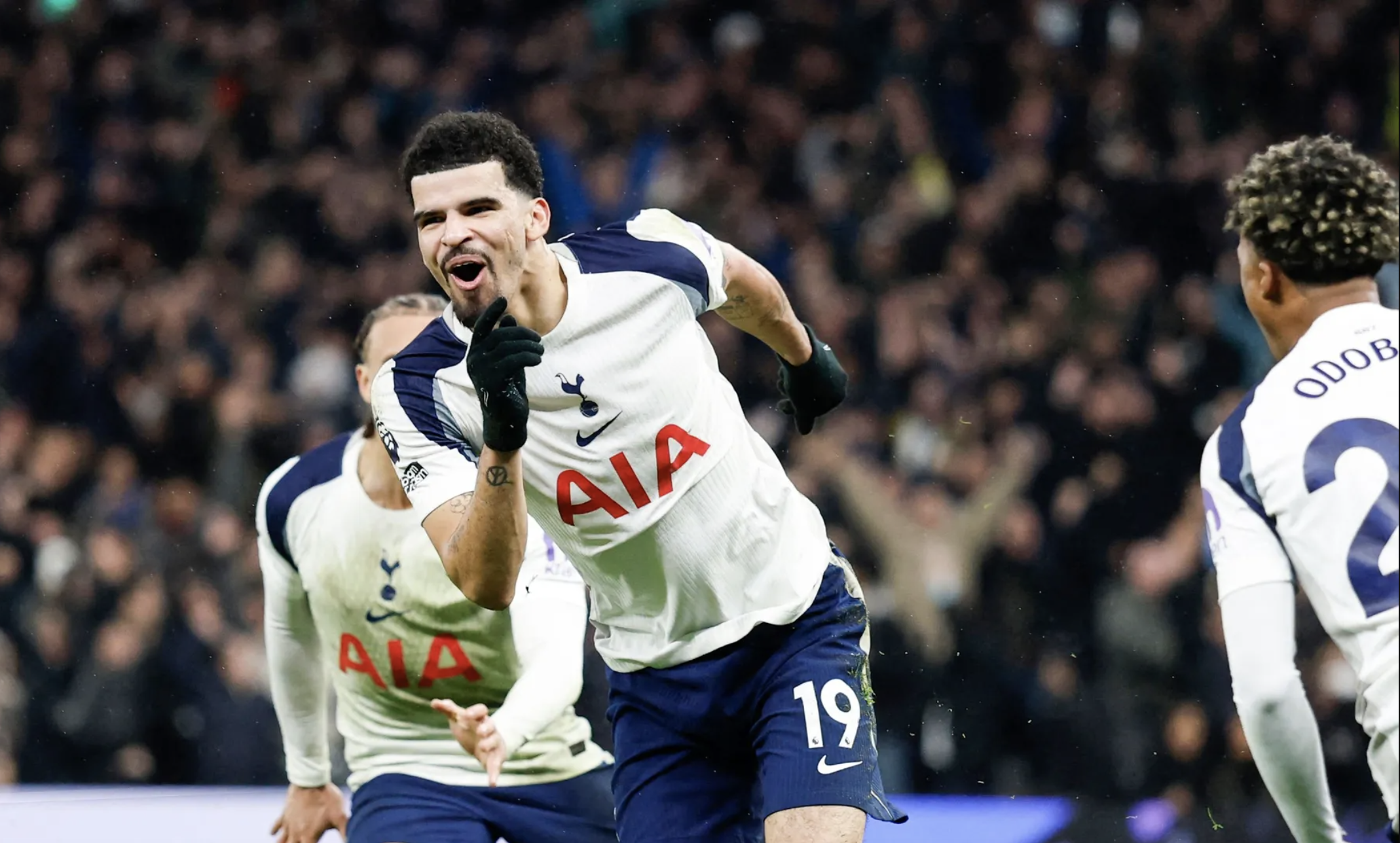 Solanke là đầu tàu hàng công Tottenham