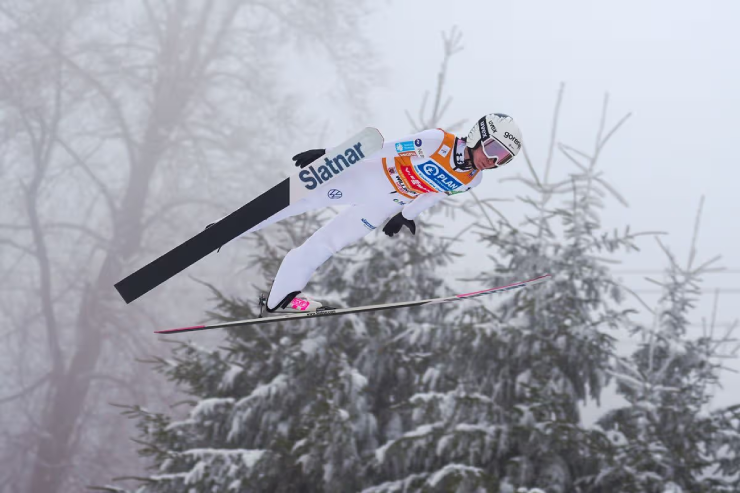 Các VĐV tham dự môn trượt tuyết nhảy xa (ski jumping) đứng trước áp lực lớn từ nghi vấn về vùng nhạy cảm