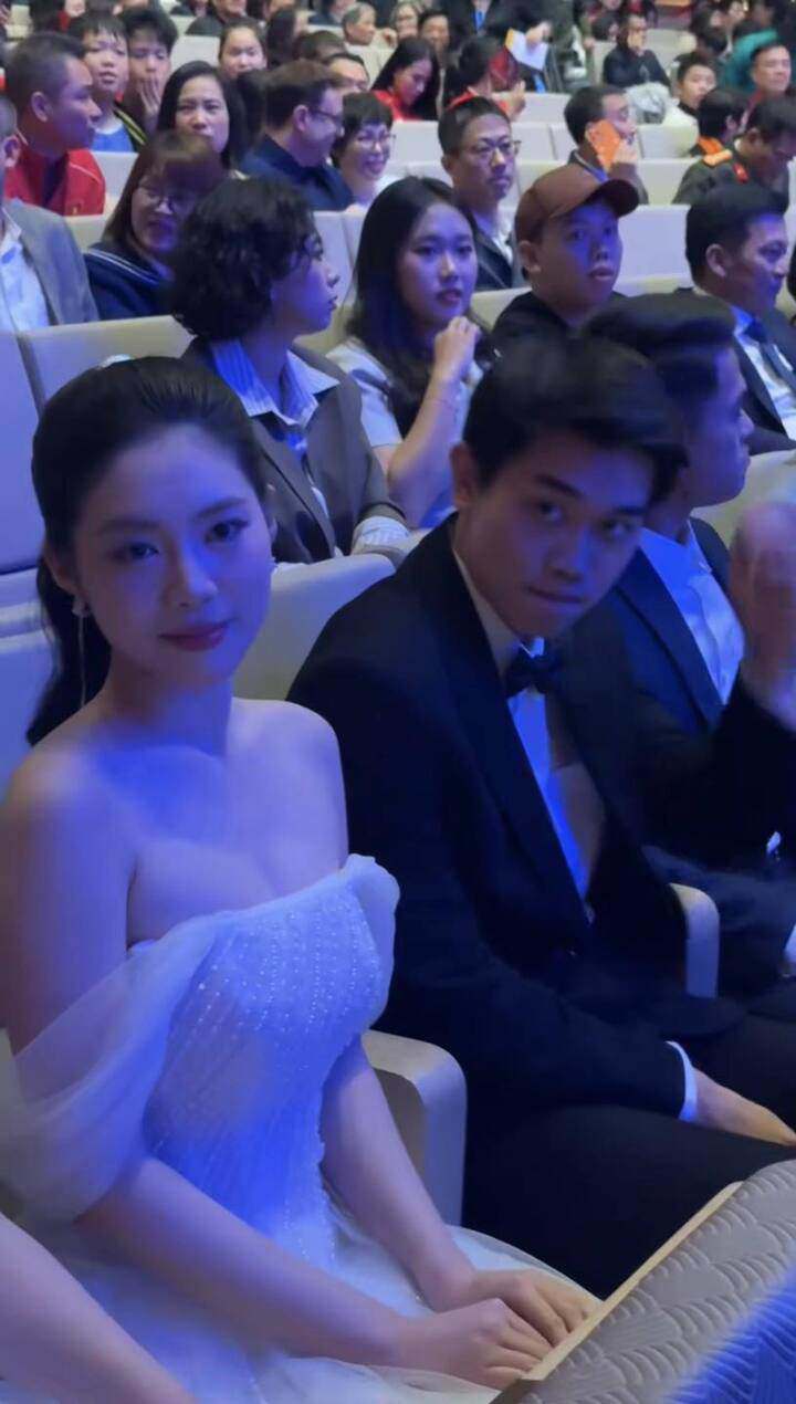 Khoảnh khắc chung khung hình của Á hậu Châu Anh và cầu thủ Đình Bắc