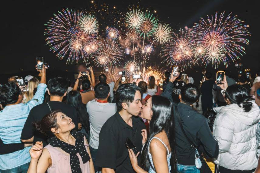 Pháo hoa trên biển Cần Giờ sẽ mang lại một cảm giác rất khác so với xem pháo hoa trong phố đông, khi cả bầu trời và mặt biển cùng bừng sáng trong khoảnh khắc