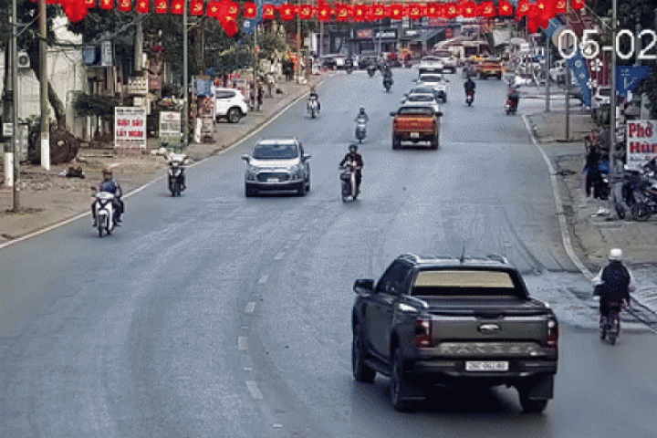 Người phụ nữ lái xe máy lao đầu vào ôtô