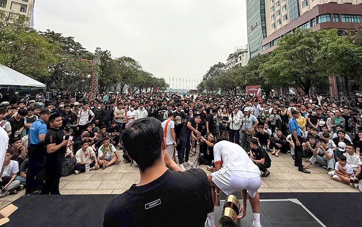 Hàng nghìn người tham dự thử thách nâng tạ bằng một tay tại phố đi bộ Nguyễn Huệ (TP.HCM)