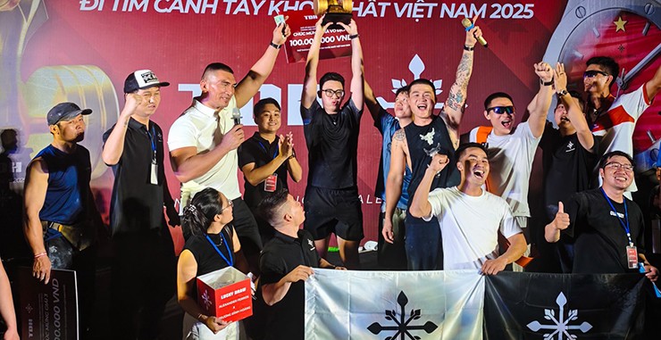 Nhà vô địch nâng thành công 150kg bằng một tay, nhận cúp và 100 triệu đồng tiền thưởng