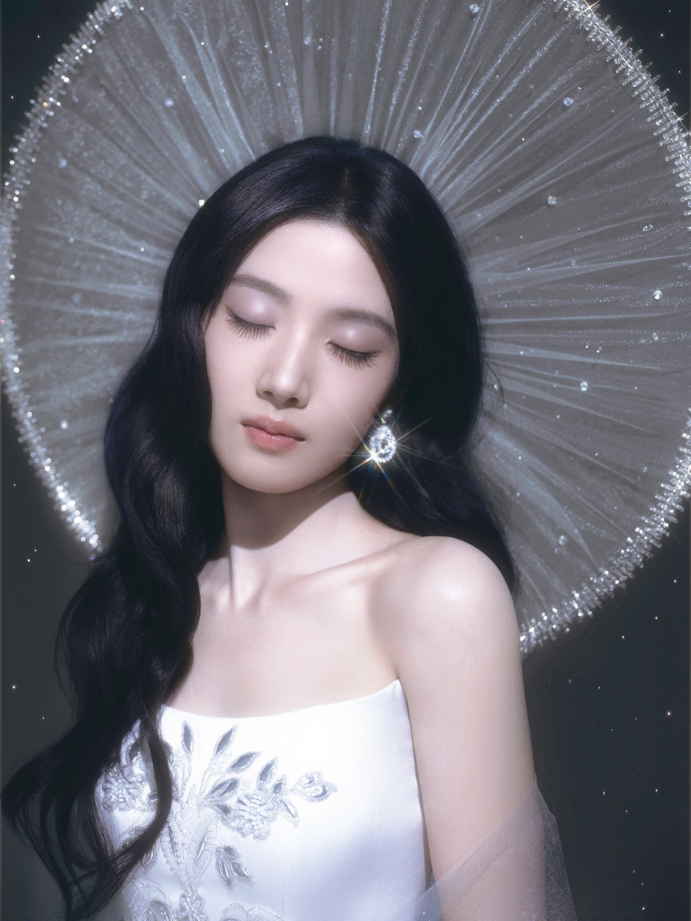 Lư Dục Hiểu từng bị chê lôi thôi trong cách ăn mặc, phong cách thời trang không có điểm nhấn lộ nhiều khuyết điểm. Trong sự kiện, nữ diễn viên xuất hiện với bộ trang phục được thiết kế riêng đến từ thương hiệu Yumi Katsura. Bộ váy trắng với biểu tượng "Thánh Quang" mang lại cảm giác thiêng liêng, thanh khiết và thần thánh phù hợp với hình tượng trong sáng của Lư Dục Hiểu. Nhờ đó, cô được khen là nữ diễn viên có tạo hình ấn tượng nhất sự kiện.