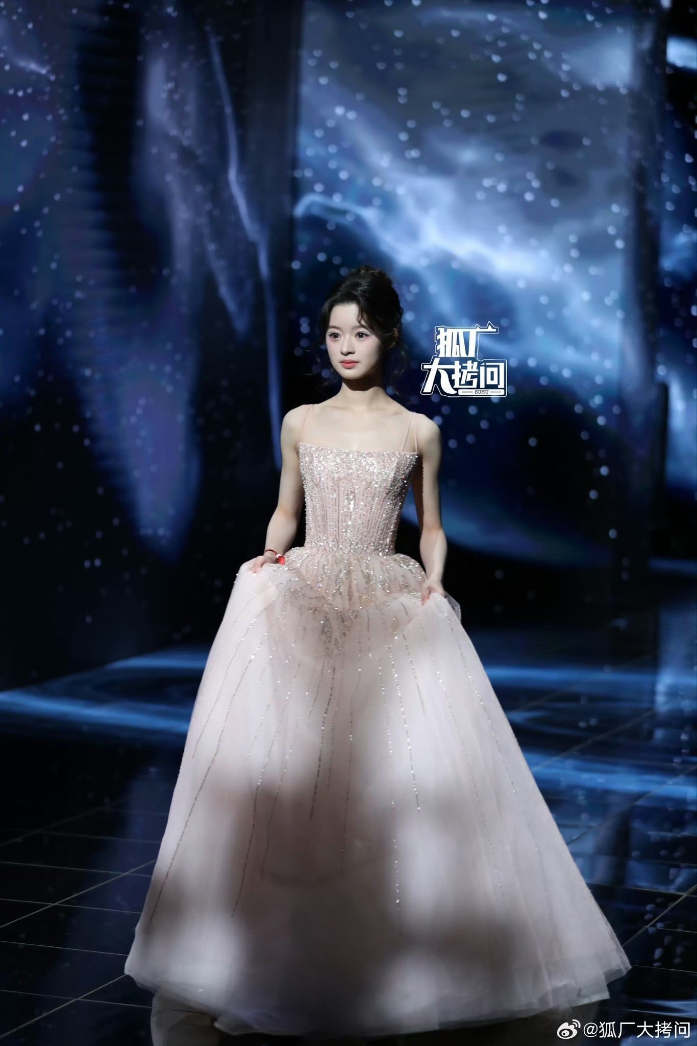 Giữa rừng váy lộng lẫy, Đêm hội Weibo có mỹ nhân mặc quần jeans lên nhận giải - 2