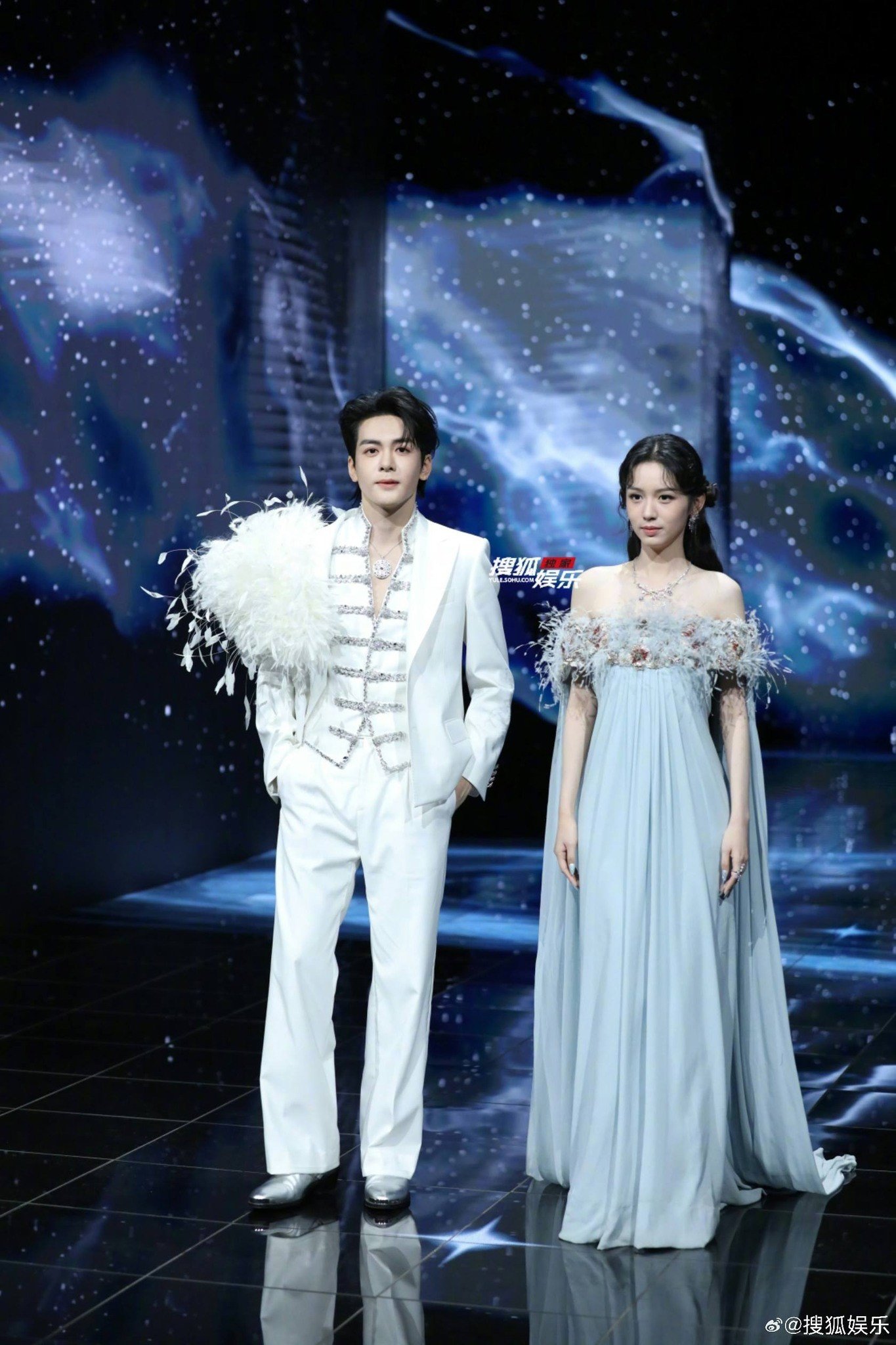 Giữa rừng váy lộng lẫy, Đêm hội Weibo có mỹ nhân mặc quần jeans lên nhận giải - 3