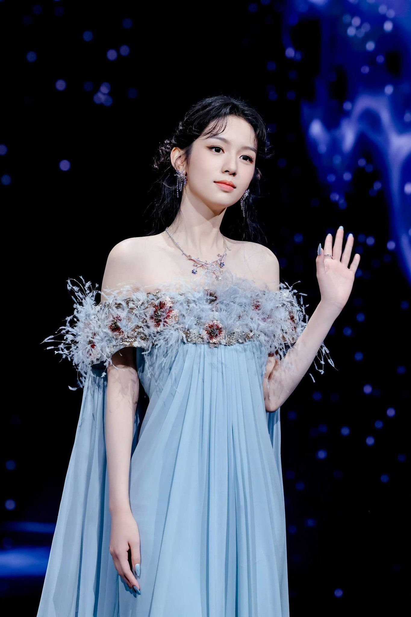 Giữa rừng váy lộng lẫy, Đêm hội Weibo có mỹ nhân mặc quần jeans lên nhận giải - 4