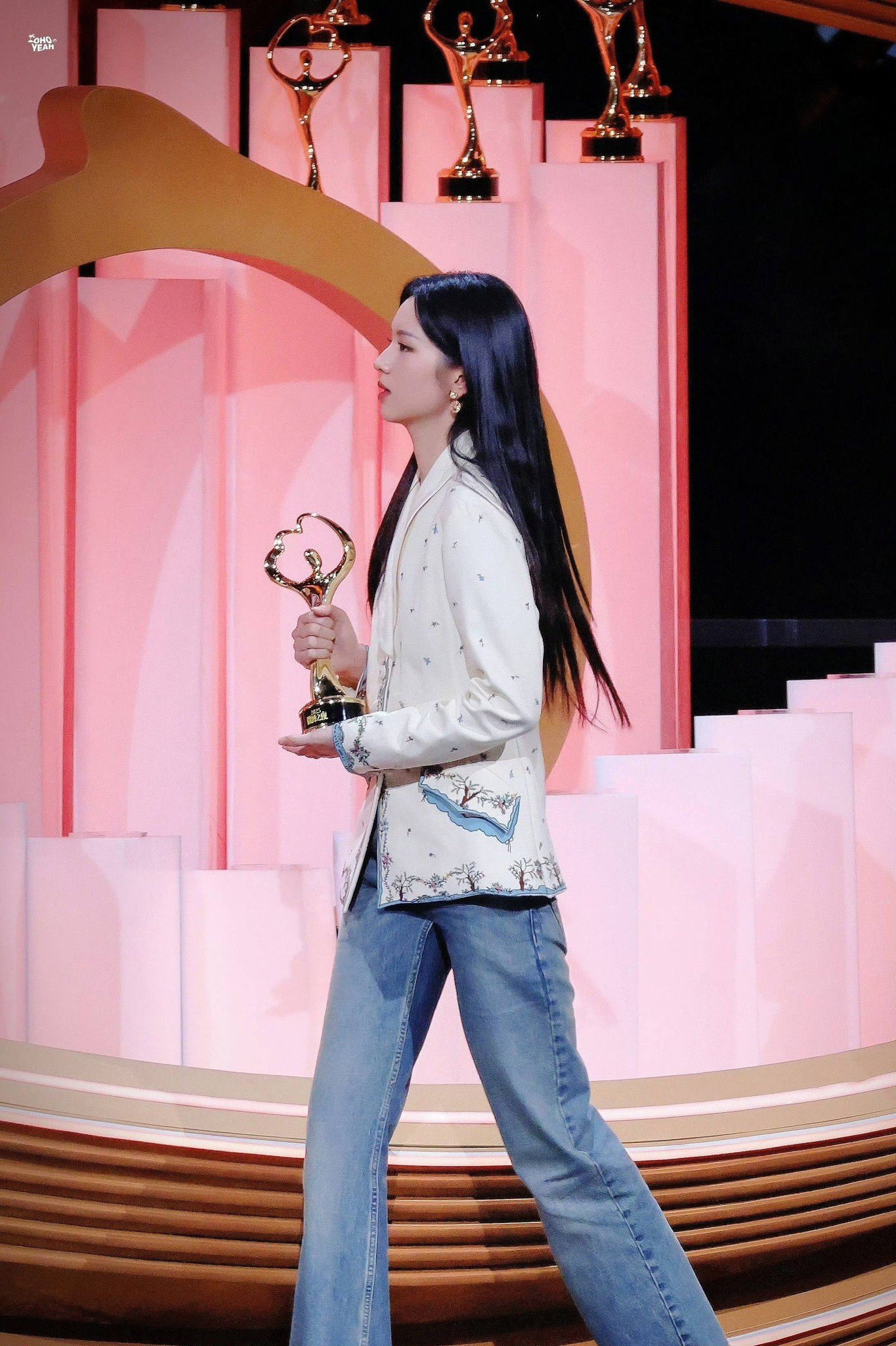 Giữa rừng váy lộng lẫy, Đêm hội Weibo có mỹ nhân mặc quần jeans lên nhận giải - 6